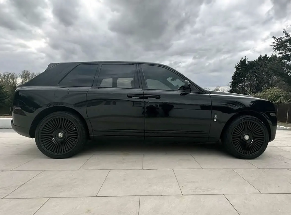 Side profile of the black Rolls-Royce Cullinan