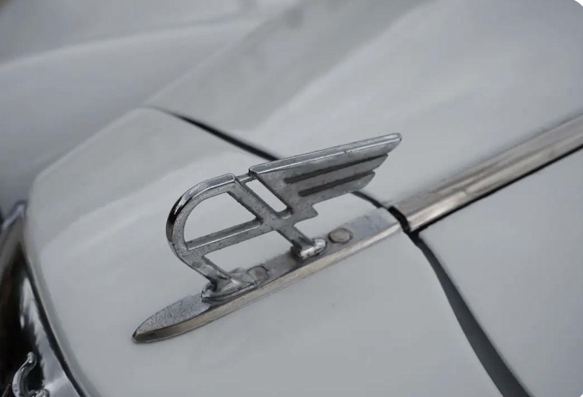 Chrome bonnet emblem of the Vanden Plas Princess